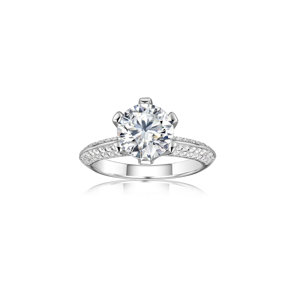 The Étoile Eternelle Moissanite Ring