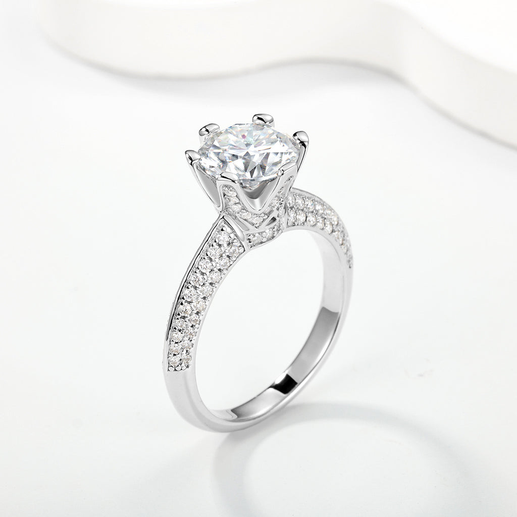 The Étoile Eternelle Moissanite Ring