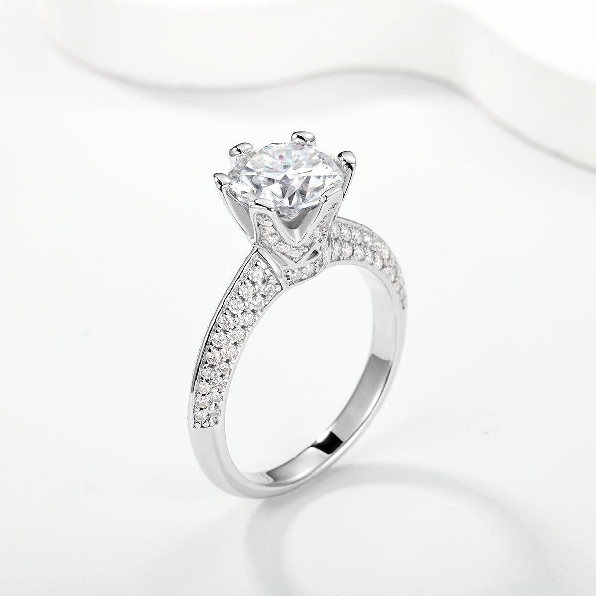 The Étoile Eternelle Moissanite Ring